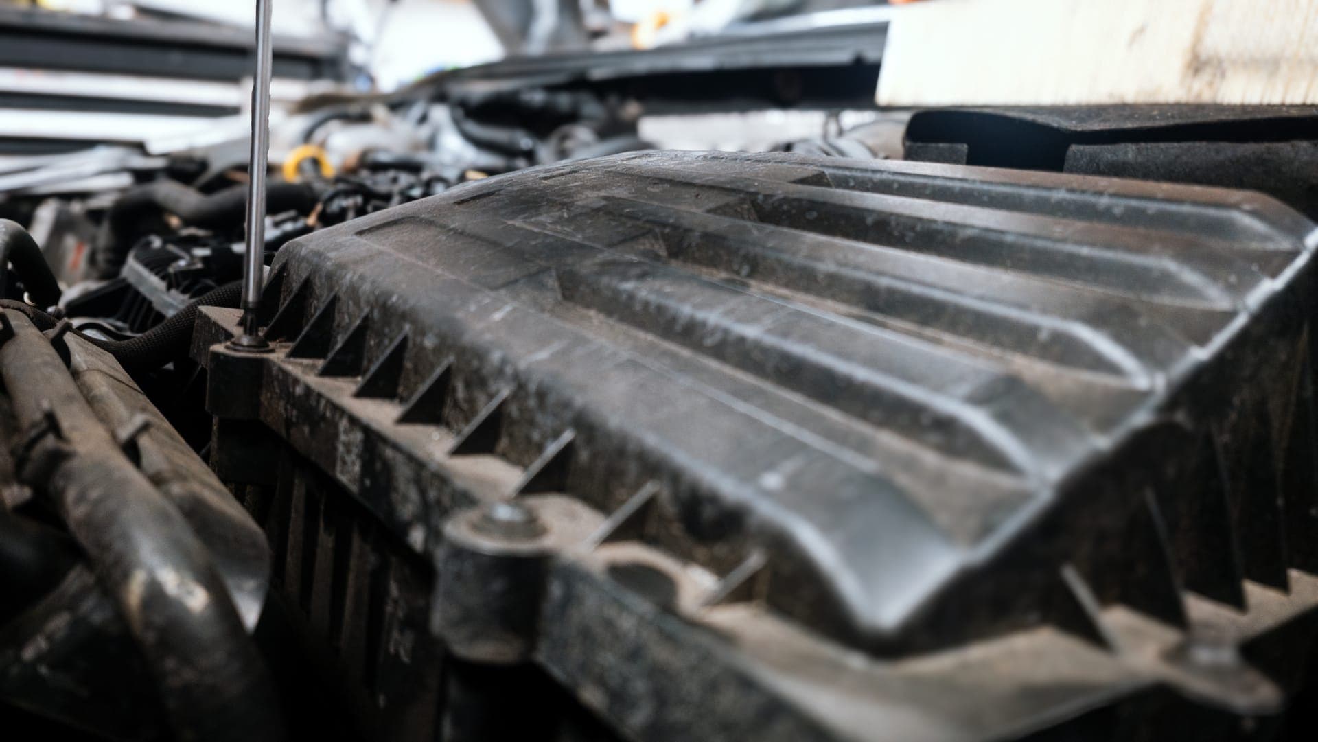 Diagnostika motoru - práce s nářadím v motorovém prostoru